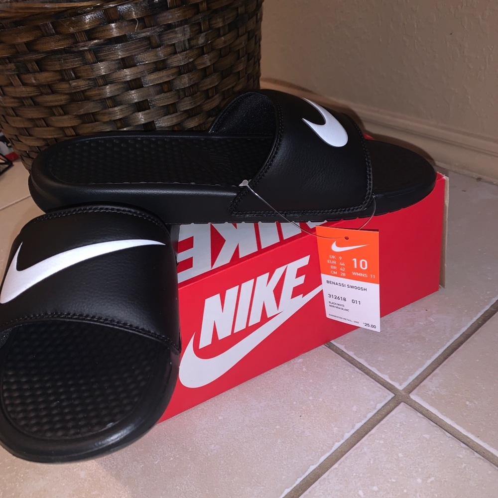 Nike “Benassi Swoosh” slides✨